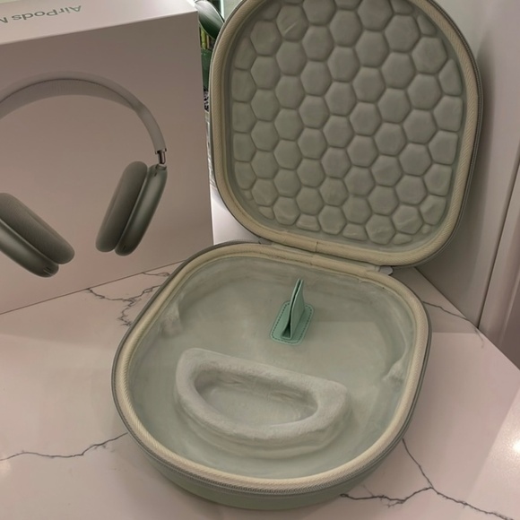 Apple Airpods Max BUNDLE (box, stand,smart case, travel case, headphones) - Picture 8 of 10